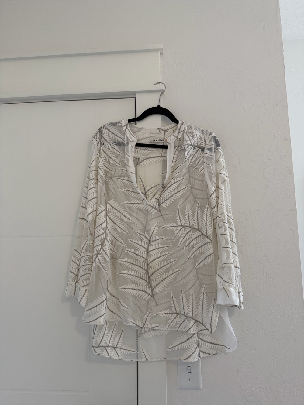 Alice + Olivia White Leaf-Print Tunic Blouse